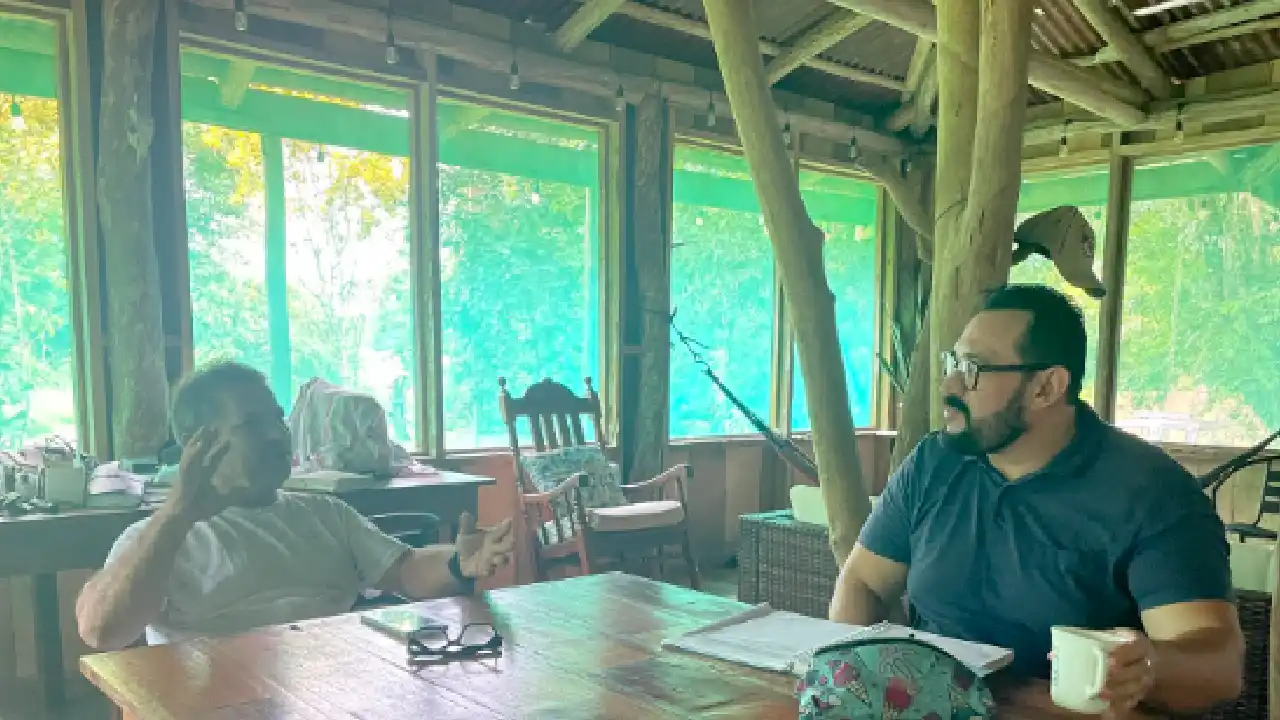Carlos Espinoza (derecha), consultor e investigador principal del proyecto Pesca Turística Participativa de la FECOP, durante una entrevista con Gerardo Pérez en Barra de Parismina en noviembre del 2024. Fotografía de Lucía Vargas / Cortesía de FECOP