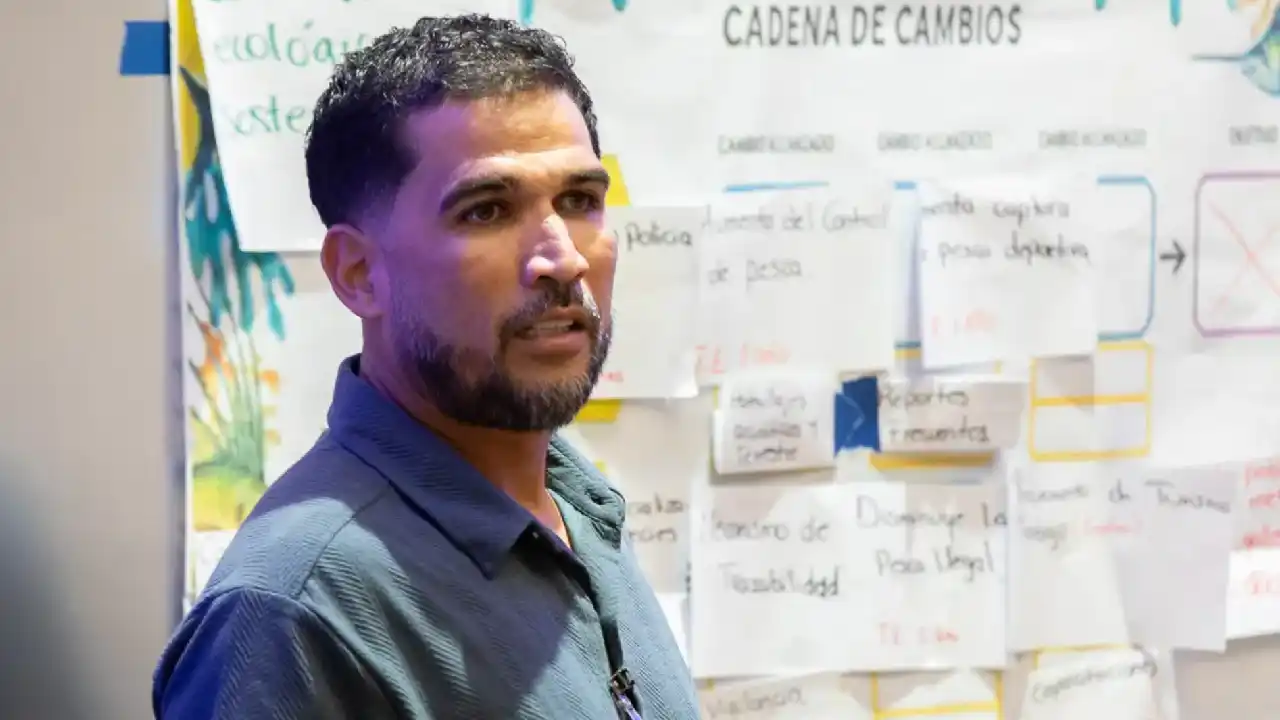 Jose Moya, capitán de pesca deportiva de Golfito, Puntarenas, muestra los resultados de su mesa de trabajo en un taller que reunió a actores de la pesca deportiva y turística de todo el país en noviembre del 2025. Fotografía de Mónica Quesada Cordero / Cortesía de FECOP