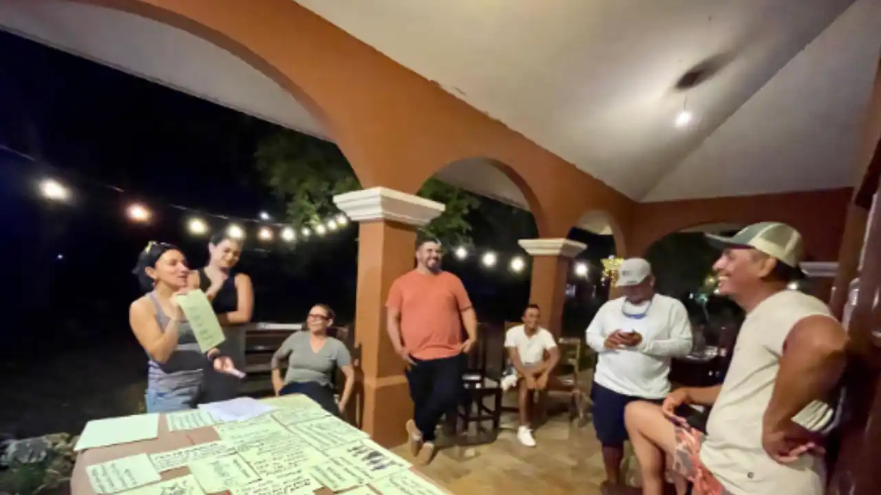 Reunión de trabajo con un grupo focal de La Cruz, Guanacaste, en mayo del 2025. Se realizaron 10 talleres con grupos focales en Guanacaste, Puntarenas, Limón y San José, que incluyeron actores de la pesca deportiva y turística de cada región. Fotografía de Carlos Espinoza / Cortesía de FECOP