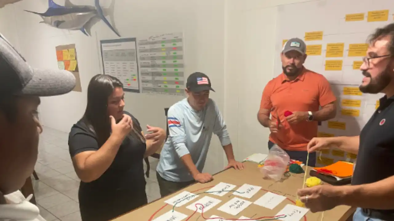 Carlos Espinoza (derecha) dirige una reunión de trabajo con un grupo focal de Puerto Jiménez, Puntarenas, en junio del 2024. Se realizaron 10 talleres con grupos focales en Guanacaste, Puntarenas, Limón y San José, que incluyeron actores de la pesca deportiva y turística de cada región. Fotografía de Lucía Vargas / Cortesía de FECOP